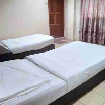 OYO 90376 Centre Point Hotel Rooms