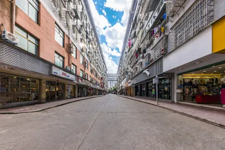Chengzi Hotel (Yihuang Xueqian Street Fengshenxiang Pedestrian Street)
