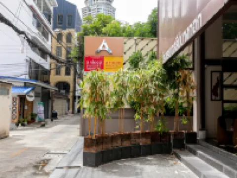 A Sleep Bangkok Sathorn Hôtels à proximité de : Silom Soi 2