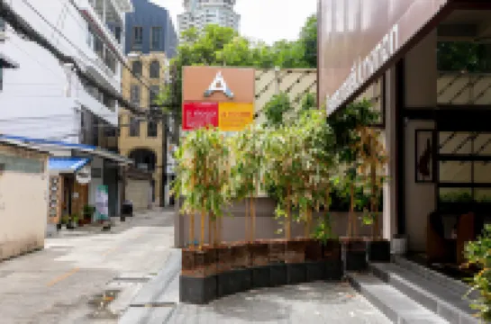 スリープ バンコク サトーン Sky Villas周辺のホテル