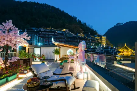 Wenliyuan (Phoenix Ancient City Scenic Area Hongqiao Branch) Отели рядом с достопримечательностью «Fenghuang Yang's Ancestral Hall»