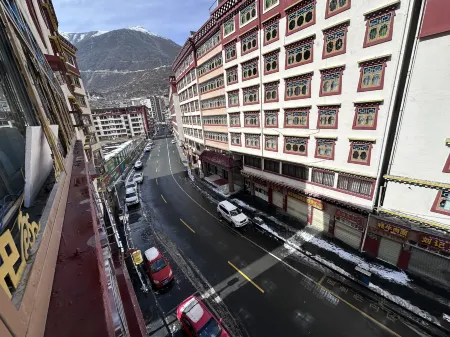 Fanxi Light Luxury Homestay (Kangding Love Song Square) Отели в г. Кандин