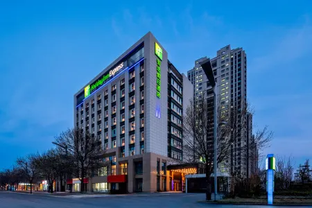 Holiday Inn Express Liaocheng by IHG Отели рядом с достопримечательностью «Liaocheng Gymnasium»