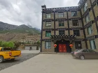 Yangda Homestay (Daocheng Visitor Center) Các khách sạn gần Langjiling Temple of Gongga