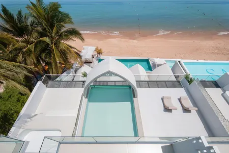 bgSeaview Hotel at this time of the world Отели рядом с достопримечательностью «Tianyazhen»