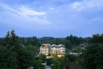 Yinyi Tianju Yueshui Homestay (Qingchengshan Branch) Hotels near Chengdu Institute Sichuan International Studies University