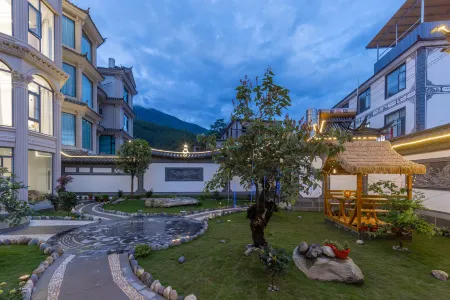 Lijiang Qingyou Courtyard Homestay (Sanyi International Airport Store) Отели рядом с Аэропорт Лицзян