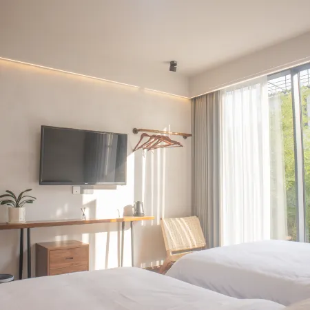 Jingdezhen Mountain has wooden B&B