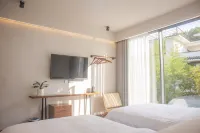 Jingdezhen Mountain has wooden B&B - Jacuzzi