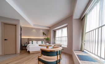 Liuzhou Platinum Hotel (Queershan Park Baisha Bus Station Branch)