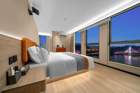 Jiangshang Homestay (Yichang Three Gorges Tourist Center Wanda Plaza Branch) Отели рядом с достопримечательностью «University of Three Gorges - Faculty of Science»