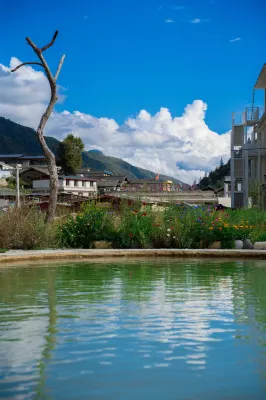There are clouds on the trees Hotels in Zhonggu Village/Mugecuo