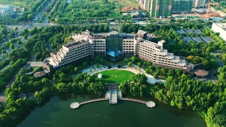 Sunstone Plaza Hotel Отели рядом с достопримечательностью «Yueliang Island»