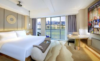 Hongyan Holiday Riverview Hotel (Chongqing Jiefangbei Hongyadong Branch)