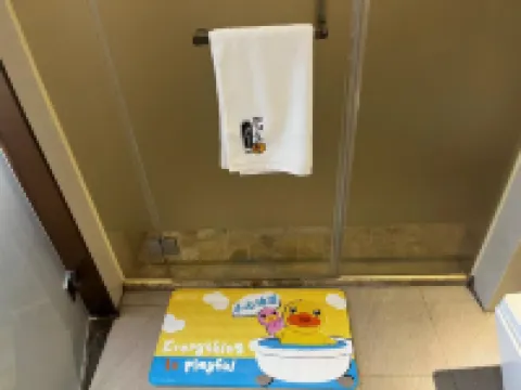 麗楓酒店（珠海情侶中路日月貝歌劇院店） 鄰近百分百購物中心的酒店