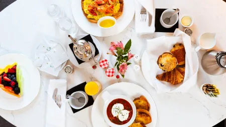 Waldorf Astoria Chicago Отели рядом с достопримечательностью «Сити Холл»