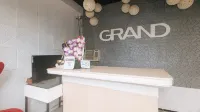 RedDoorz Premium @ THE GRAND PENINSULA SUITES 오라니 호텔