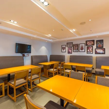 Heyi Hotel (Xining Daxin Street Night Market Central Square Branch)