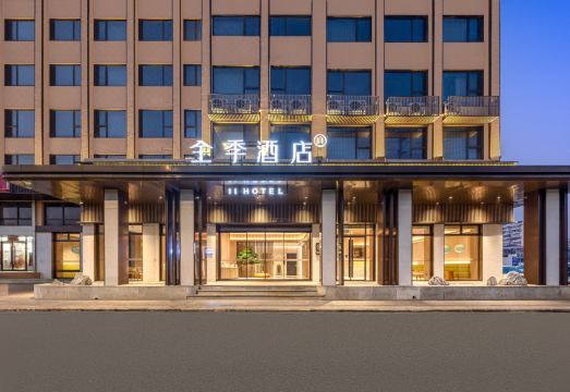 JI 호텔의 스마트 미러와 깔끔한 욕실