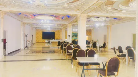 DongFang Hotel Отели рядом с достопримечательностью «Музей народных музыкальных инструментов им. Ыхласа»