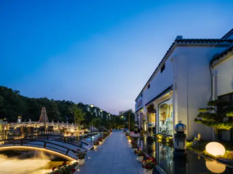 Floral Lux Hotel · Niushou Yinlan Hotel (Nanjing Niushou West Gate Jinling Town Branch)