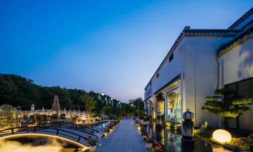 Floral Lux Hotel · Niushou Yinlan Hotel (Nanjing Niushou West Gate Jinling Town Branch)