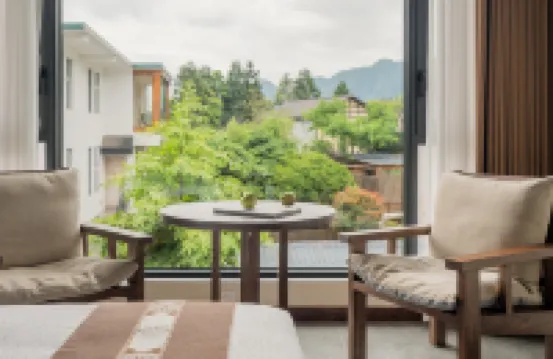 Plum-Spring  Elegant  Lodge