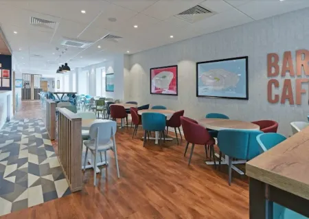 Travelodge London Wimbledon Central Отели рядом с достопримечательностью «Баддхападипа Темпл»