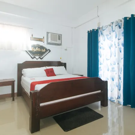 RedDoorz Premium @ Casa LenidaRose