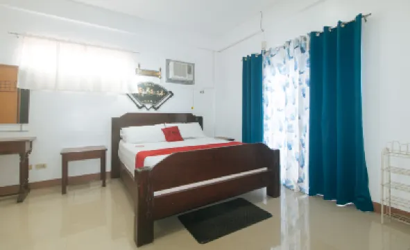 RedDoorz Premium @ Casa LenidaRose โรงแรมใกล้ศูนย์การศึกษาแคมปันกัน