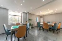 Ali Hotel (Yichang Jiefang Road Pedestrian Street CBD Shopping Center)