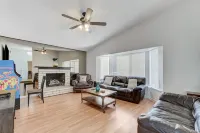 5 Bedroom Home by Strip, Pool, Mini Golf, Karaoke