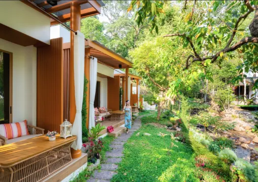 ห้องเตียงควีนพร้อมอ่างสปาและวิวแม่น้ำ (V3)