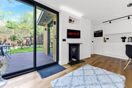 Charming Modern Chic Pad Summer House