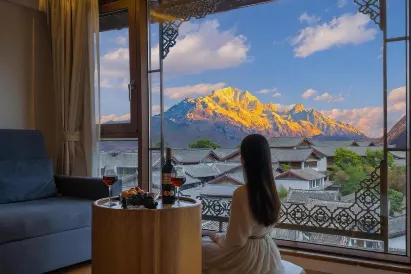 Panoramic View of Snow Mountain in Shanye Rizhao Jinshan (Lijiang Ancient City Branch)