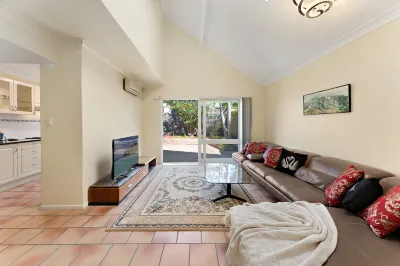 North Shore Spacious 2BR Home in Cremorne - Holiday Home Hotels near Taronga Zoo Sydney