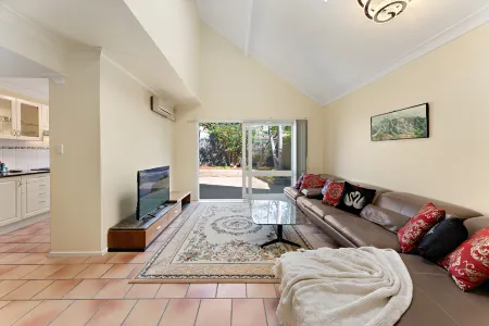 North Shore Spacious 2BR Home in Cremorne - Holiday Home Отели в г. Cammeray