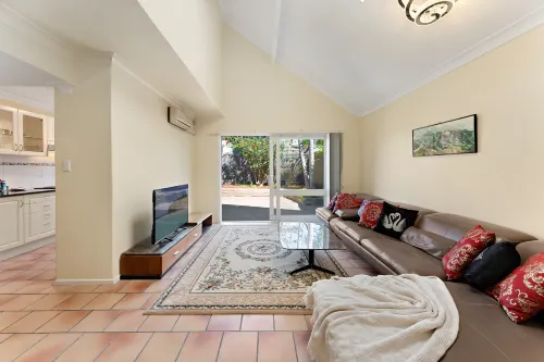 North Shore Spacious 2BR Home in Cremorne - Holiday Home Hotels in Mosman