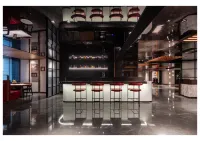 Radisson RED Wuhan Jianghan Road Pedestrian Street Riverside - bar
