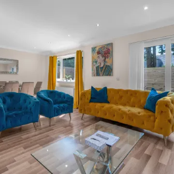 Muirton House 1 -4 Bed House, 4 Car Driveway, 2 Bathrooms, Smart TVs in every room