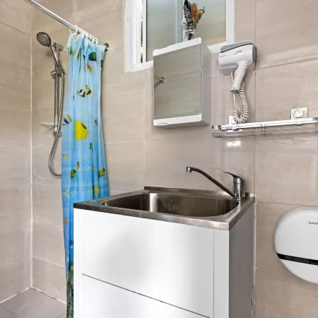 Private & Comfortable Rooms – Steps from Bus Stop