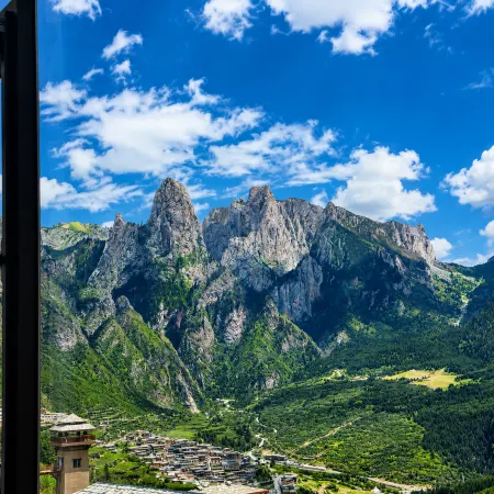 Cloud Mountain Lodge · Scenic Sunrise View Homestay (Zha Ga Na Dari Viewing Platform)