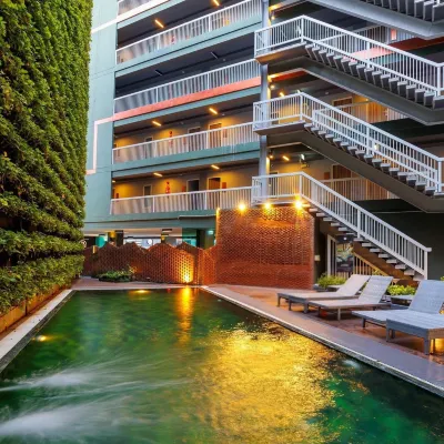 Cross Vibe Chiang Mai Decem, Nimman Hotels near Wat Ched Yot