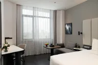 Changchun People's Square Chongqing Road Atour Hotel - Parkplatz