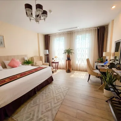 เลอ คานส์, อะ รีคอลล์ ลักซ์ โอเทล โรงแรมใกล้สะพานเม็งรายอนุสรณ์