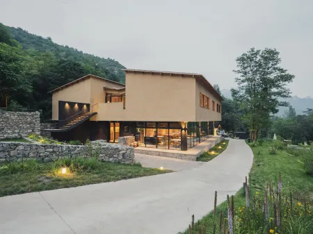 Huishanli Humanities Resort Отели в г. Исянь