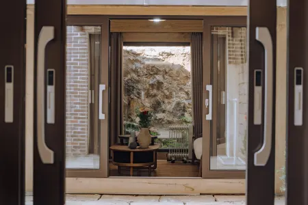 Tengchong Nansu Banshanli Private Tang Hot Spring Homestay Отели рядом с достопримечательностью «Beihai Wetland»