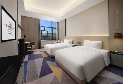 1. 크라운 플라자 ..