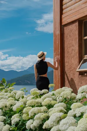 Lugu Lake  Xujiushanhaishi Hotel Отели рядом с достопримечательностью «Lugu Lake Viewing Platform»