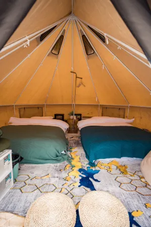 Deep breaths at Xiling Snow Mountain Campground Отели рядом с достопримечательностью «Xiling Snow Mountain»